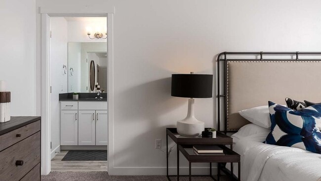 Building Photo - Newer Somersett Court Townhome!!