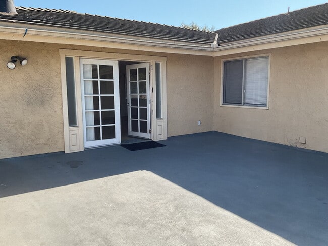 Building Photo - "Discover Coastal Living: Spacious 3-Bed, ...