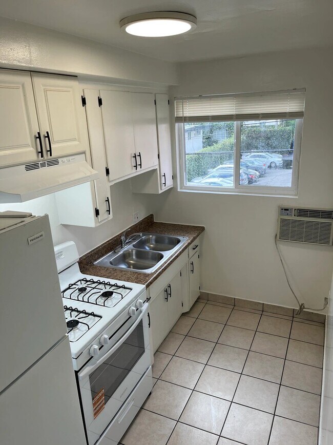 Interior Photo - 1819 N. Ivar Avenue,