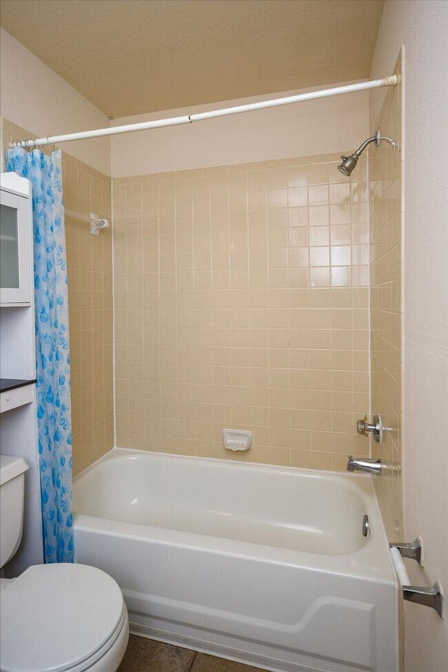 Building Photo - Ready Move to move 2 bedroom 2 bath Condo for Rent