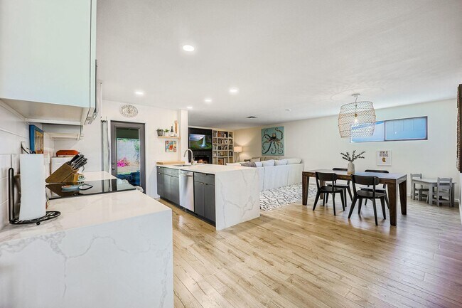 Building Photo - 8133 N 16th Dr