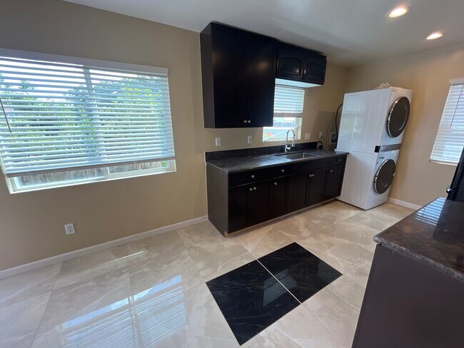 Building Photo - 4858 Palm Ave