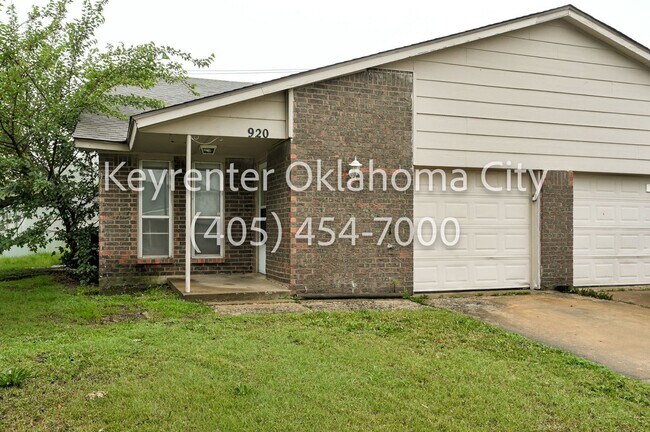 Building Photo - 920-922 SW 97th St Duplex