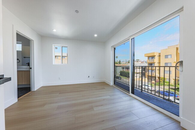 Building Photo - 1237 N Orange Dr