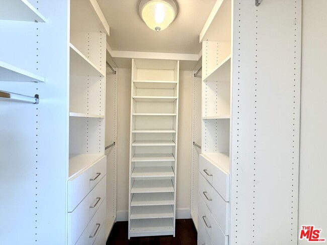 Building Photo - 121 S Palm Dr