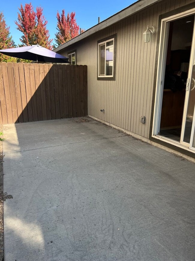 Building Photo - Nice Duplex in SW Redmond