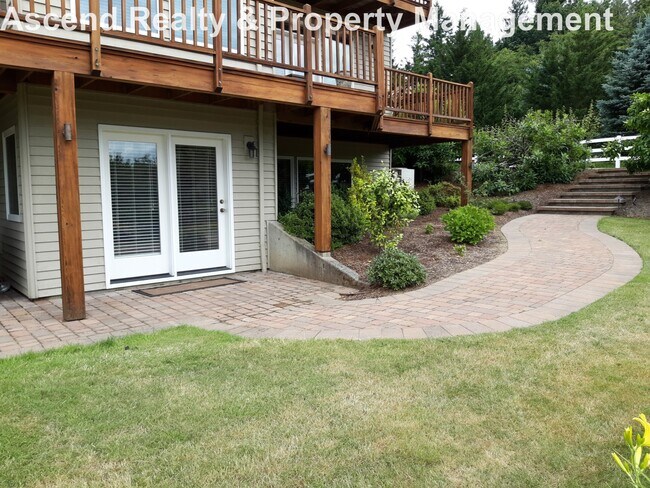 Building Photo - Unique Opportunity to Lease 2 Bed Lower Unit in Executive Home Utilities Included Quick Access to...