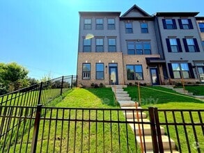 Building Photo - 1520 Samuel St