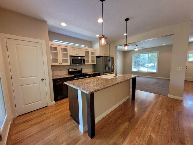 Building Photo - 608 W Laughton Dr