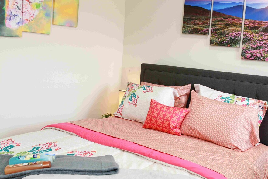 Building Photo - Room in House on Red Birch Dr