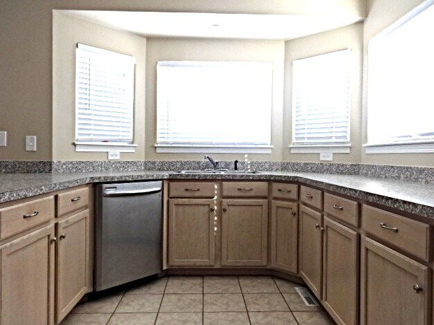 Building Photo - 1648 Quinn Dr
