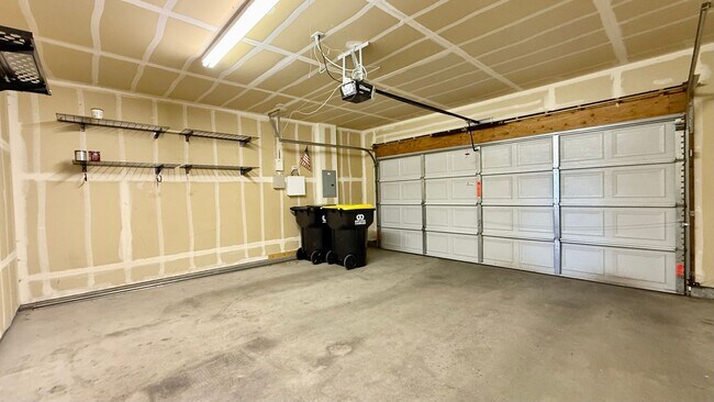 Building Photo - Spacious & Modern 3-Bedroom Townhome in Th...