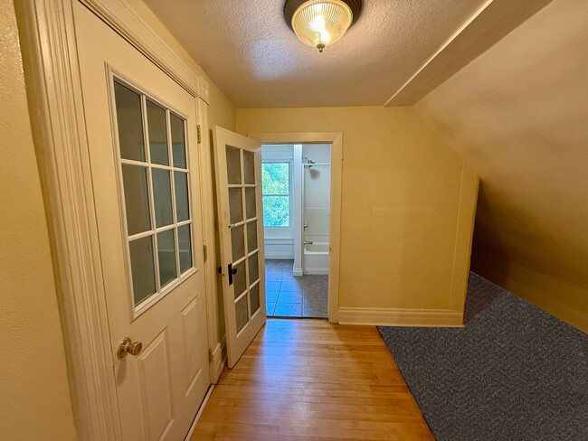 Building Photo - 238 Scott Ave