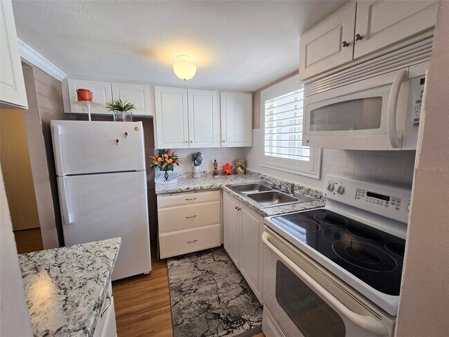 Building Photo - 2207 Sunset Dr