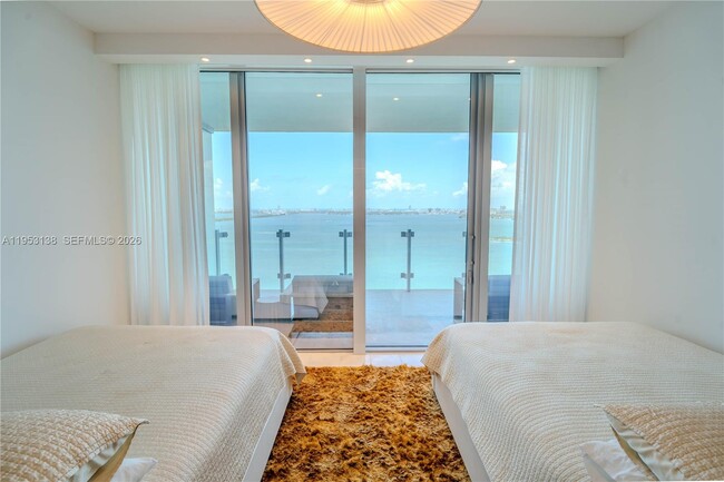 Building Photo - 700 NE 26th Terrace