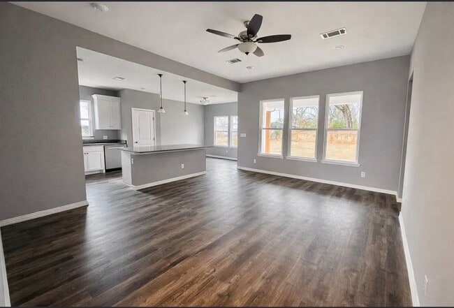 Building Photo - 2109 Bluebonnet Ave