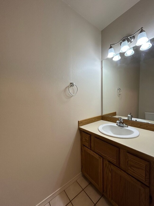 Building Photo - 2 Bedroom Condo with Washer/Dryer in Home