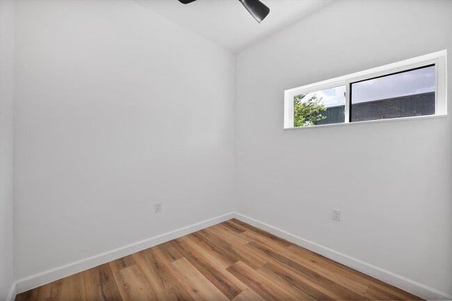 Building Photo - Spacious Townhouse in Dallas