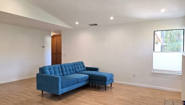 Building Photo - 38715 Huntington Cir