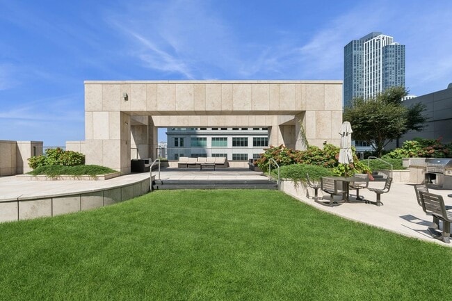 Building Photo - 99 Hudson St