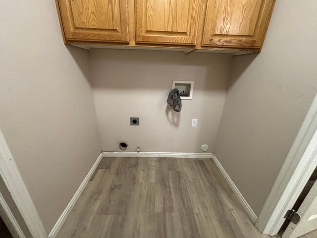 Building Photo - SOON TO BE UPDATED UNIT!