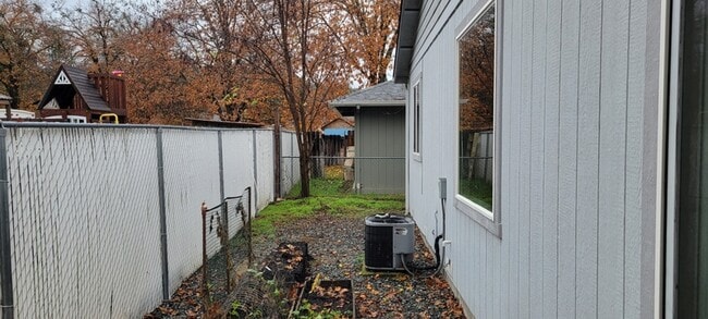 Building Photo - 228 SW Westholm Ave