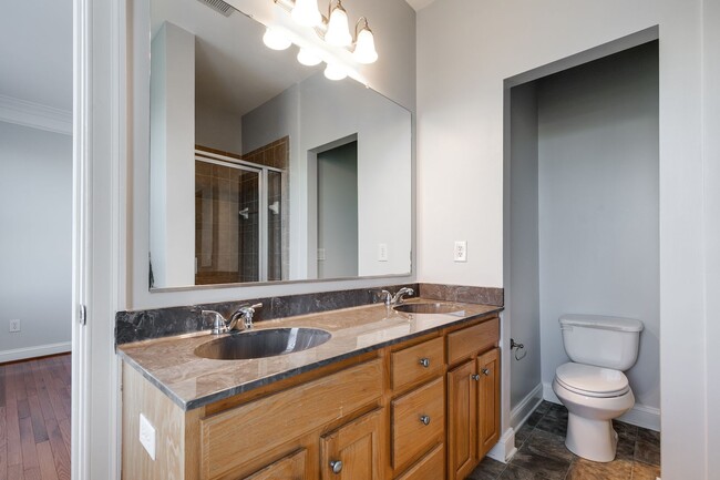 Building Photo - 3 Bedroom Townhome in Oregon Hill!
