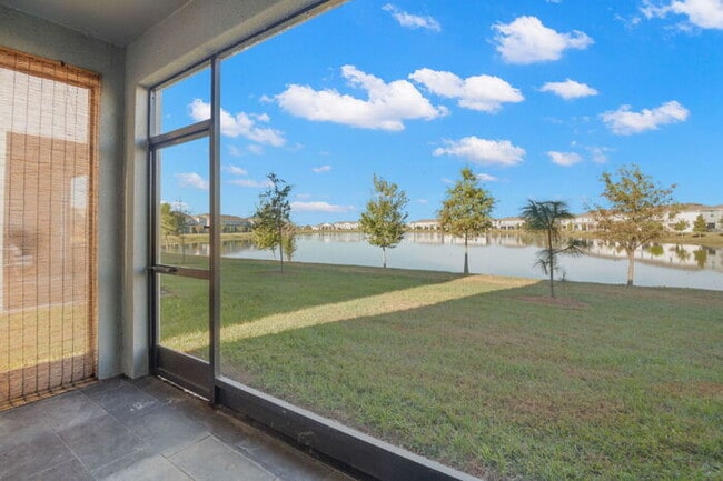 Building Photo - "Spacious 3-Bedroom Townhouse Oasis with 2.5 Baths in Serene Apollo Beach!"