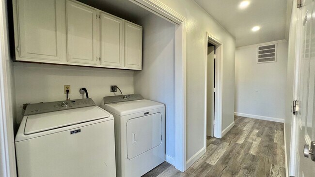Building Photo - Lovely House 4BR 2.5BA with Large Backyard