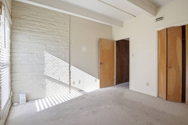 Building Photo - 500 NE 15th St