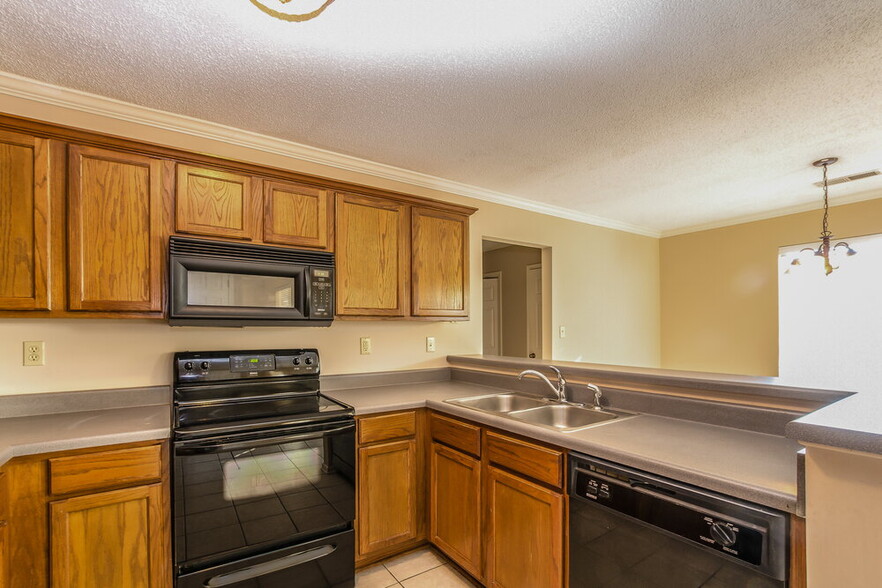 Building Photo - 10237 Green Moss Dr N