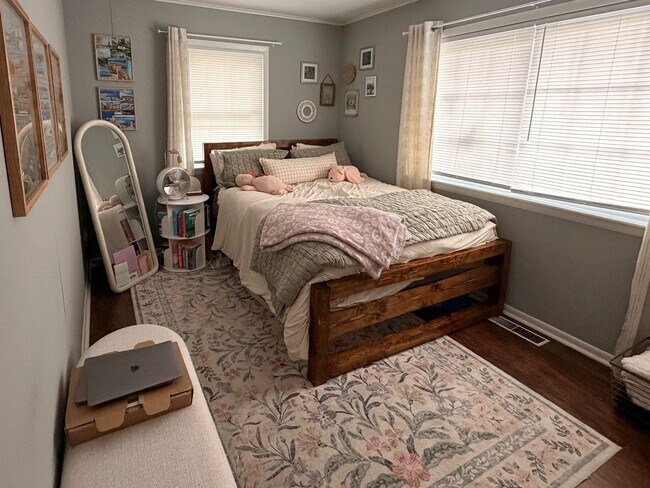 Building Photo - 3 bedroom 2 bath near U of A campus - a must see!