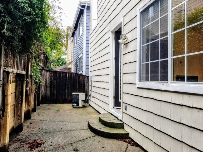 Building Photo - 2 Bedroom 2.5 Bath Home in Petaluma