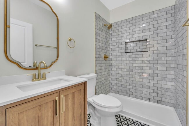 Building Photo - 304 E Hampton Ave