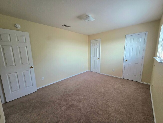 Building Photo - SPACIOUS 2 STORY HOUSE / SPACIOUS YARD / C...