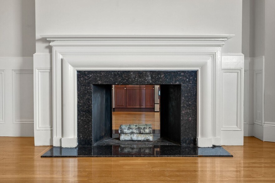 Building Photo - 244 Beacon St