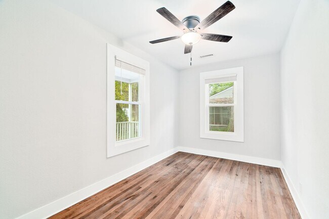 Building Photo - Stylish Lowcountry Comfort Near the Heart of North Charleston!
