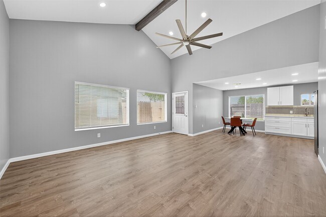 Building Photo - 10106 Shadow Pine Dr