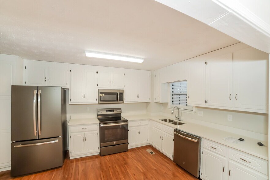 Building Photo - 1620 Olde Spring Trail