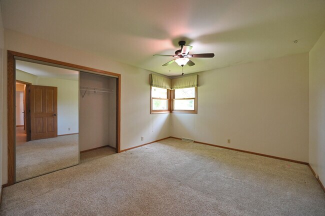 Building Photo - 202 Lac La Belle Dr