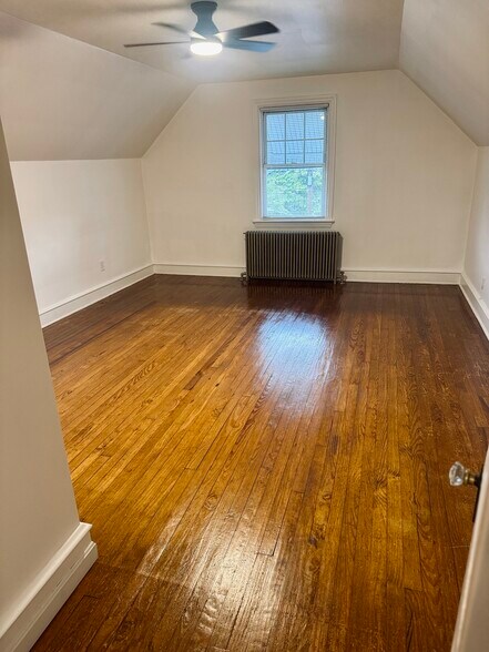 Building Photo - 502 Essex Ave