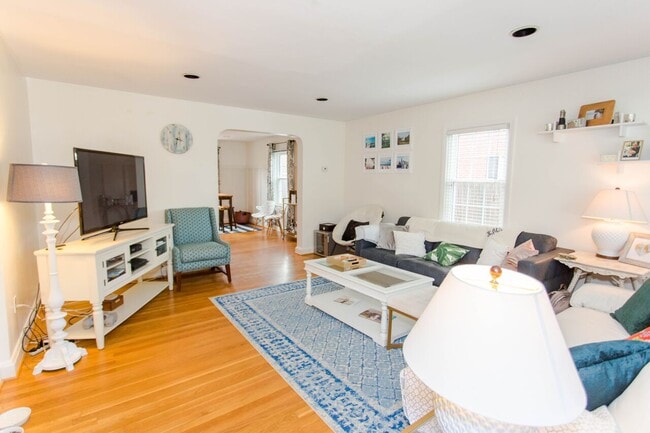 Building Photo - 978 Radcliffe Rd