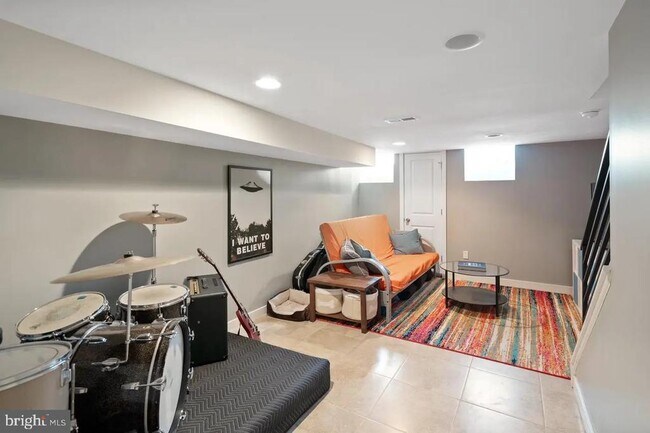 Building Photo - 2016 Oakford St