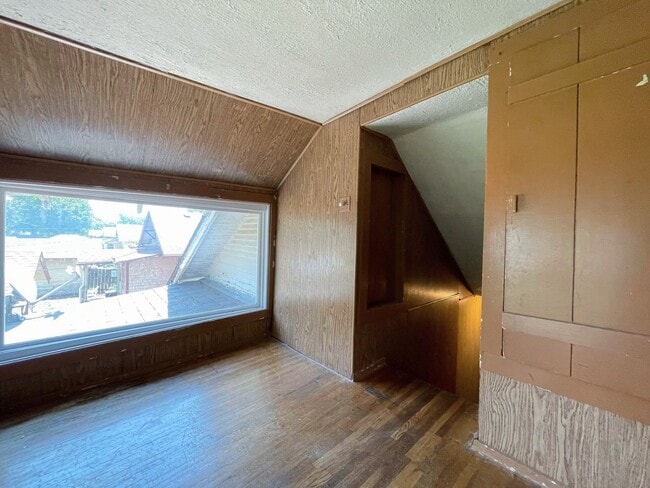 Building Photo - Spacious 3-Bedroom, 1.5 Bathroom Home