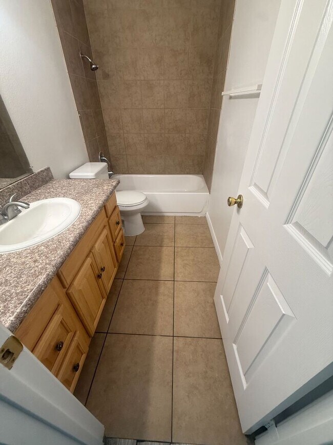 Building Photo - ONTARIO 1 BEDROOM APARTMENT