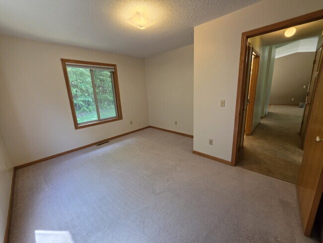 Building Photo - 4 Bedroom 2 Bathroom Home on 5 Acres with Shop, New Deck & Attached Garage
