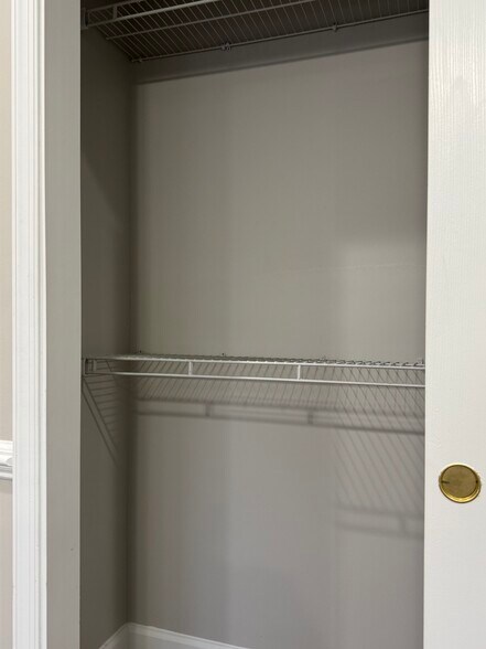 Building Photo - 414 S Augusta Ave