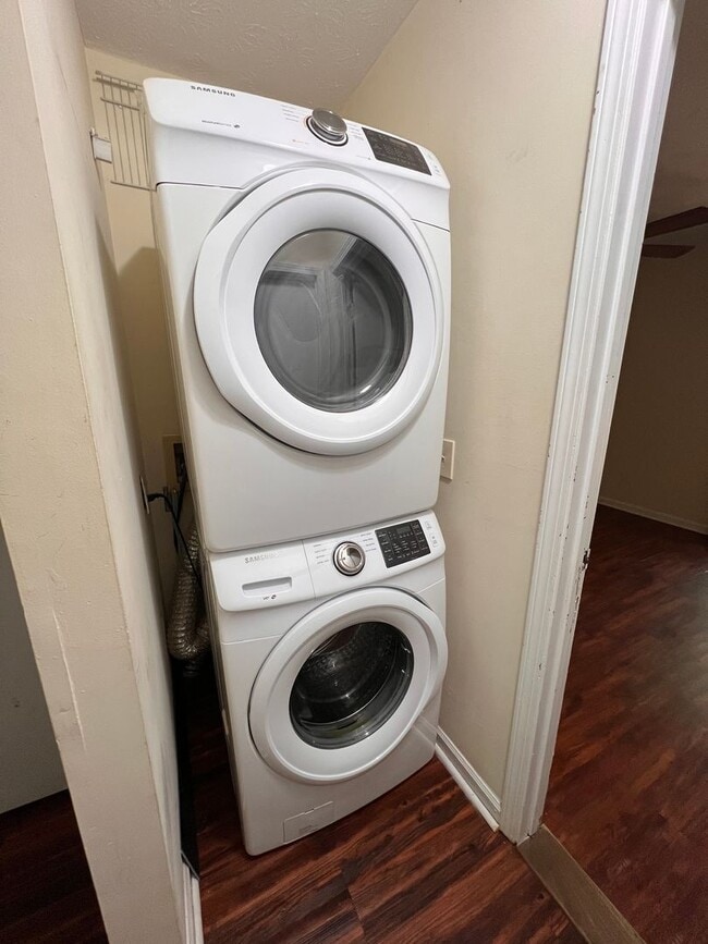 Building Photo - 279 Ivy Ln