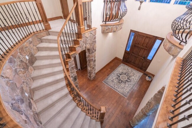 Building Photo - 340 Le Grande Cir
