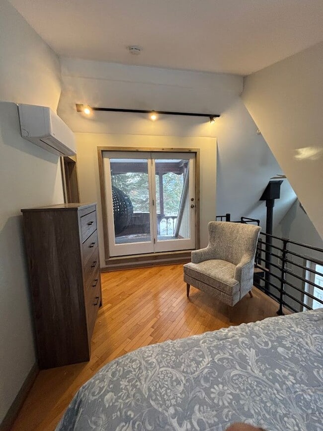 Building Photo - Renovated Spectacular Lakefront Carriage H...